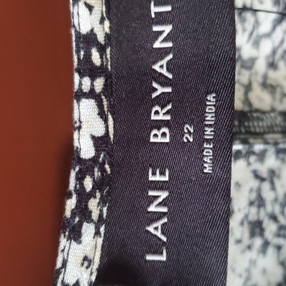 Lane Bryant black & white Cap sleeve top Black lace trim Size 22 NWT - Picture 2 of 15